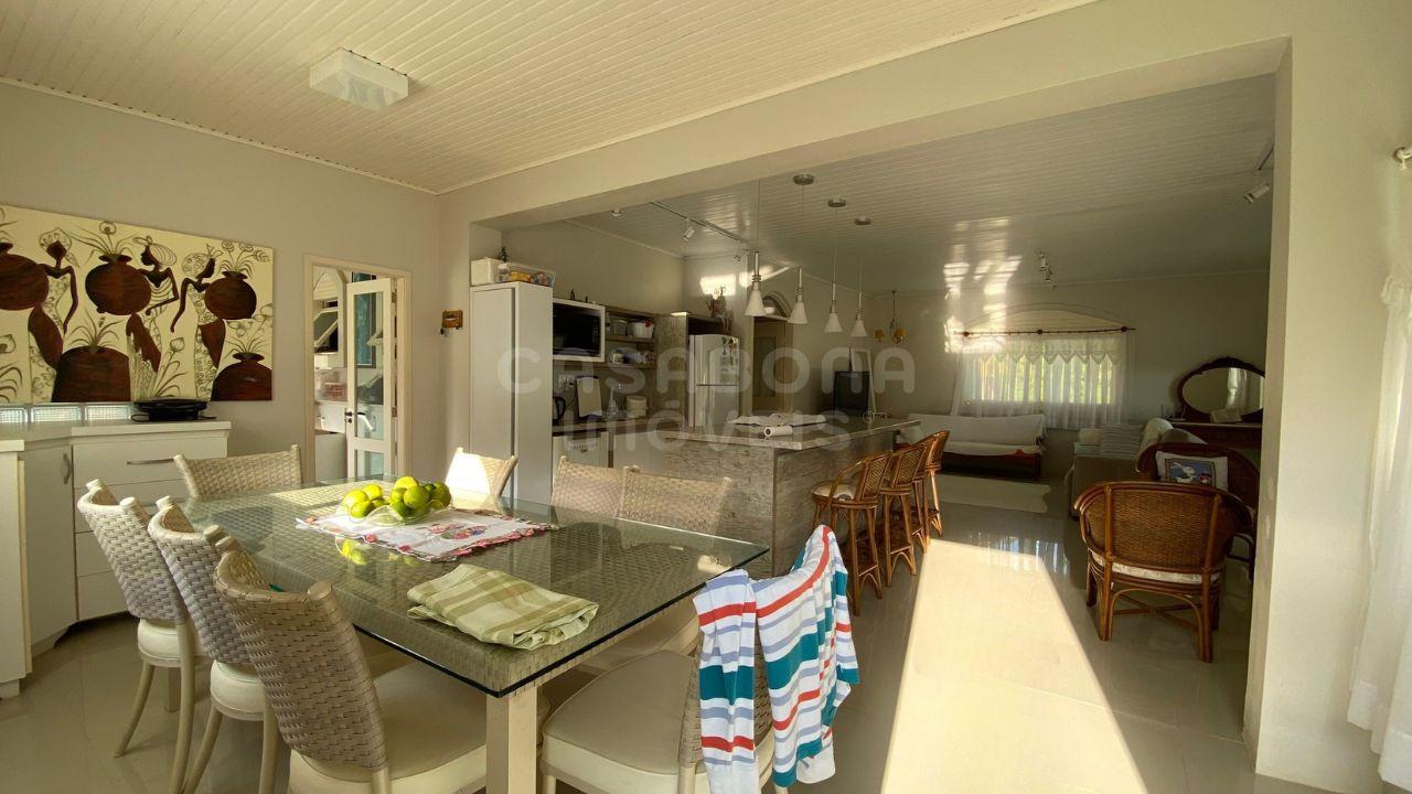 Casa à Venda em Torres - Bairro Paraíso: Conforto e Lazer a 500 Metros do Mar