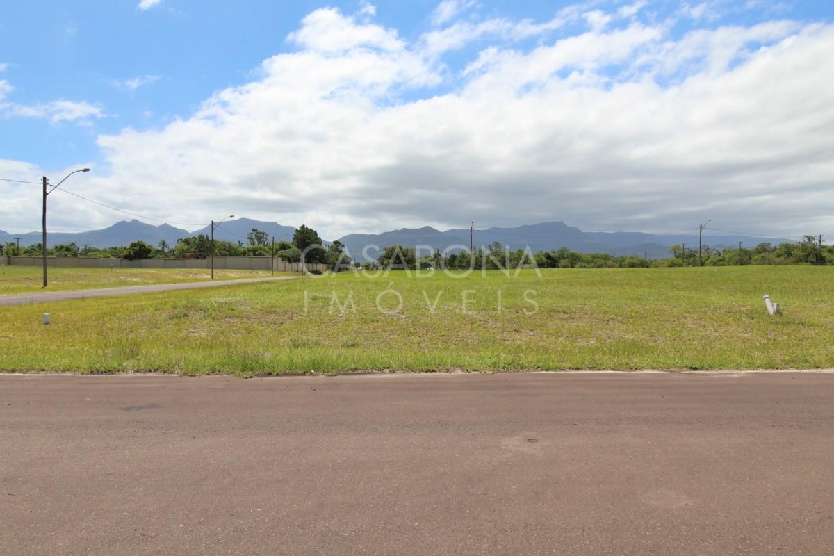 Terreno Espaçoso no Parque das Figueiras