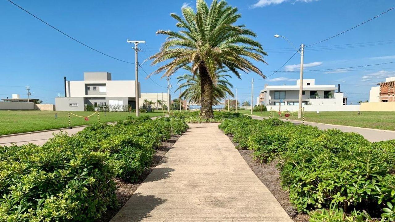 Terreno Exclusivo em Condomínio Fechado com Piscina e Áreas de Lazer