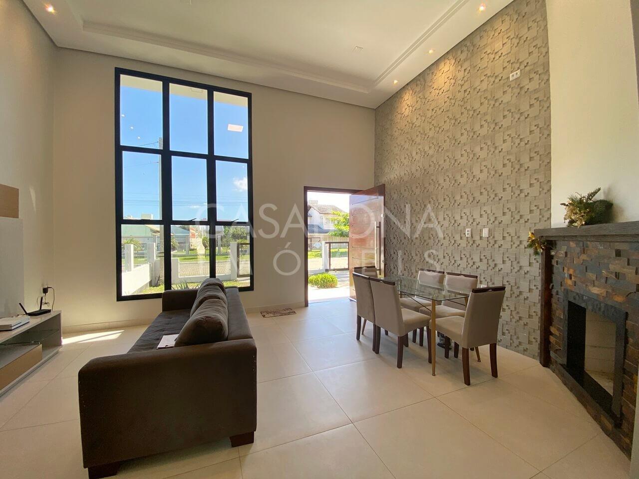 Refúgio à Beira-Mar: Residência Espaçosa no Balneário São Paulo