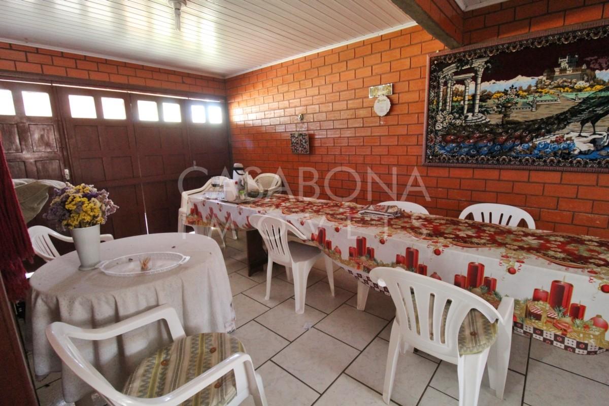 Residência Encantadora em Tijolo à Vista: Amplo Pátio e Proximidade do Mar