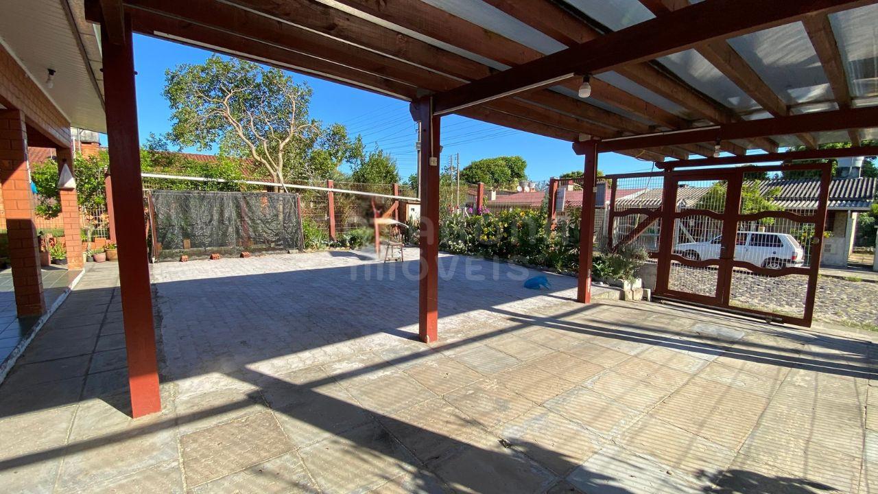 Residência Encantadora em Tijolo à Vista: Amplo Pátio e Proximidade do Mar