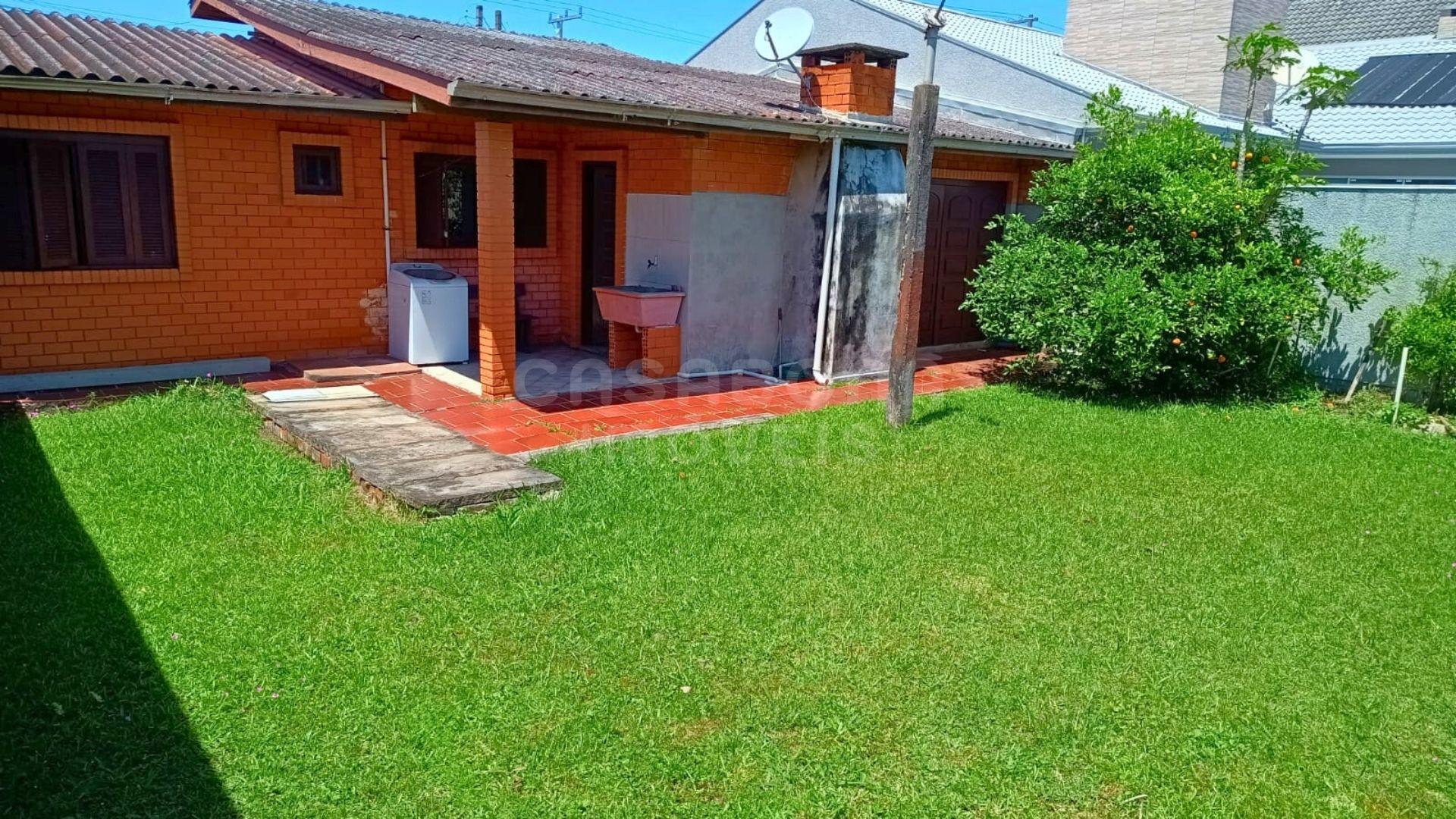 Casa térrea com amplo pátio e excelente localização em Areias Brancas