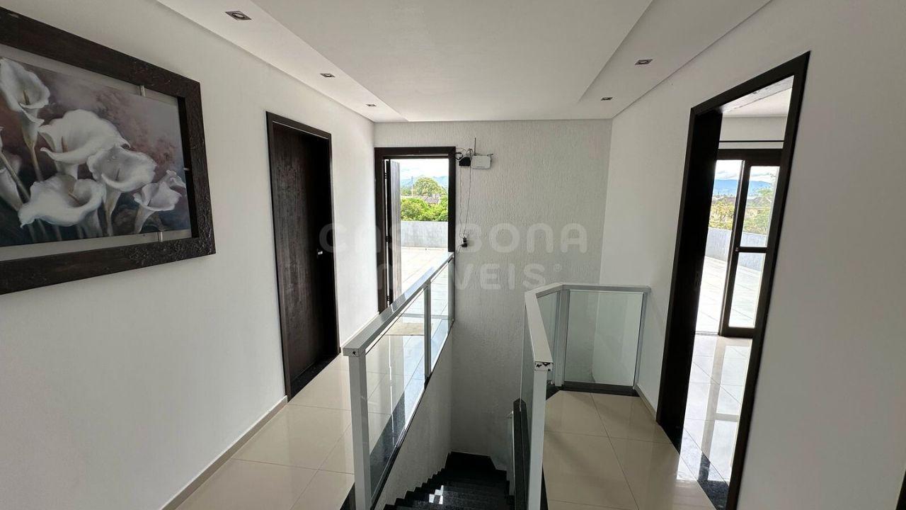 Espaçosa Casa de Esquina em Arroio do Sal - 800m do Mar