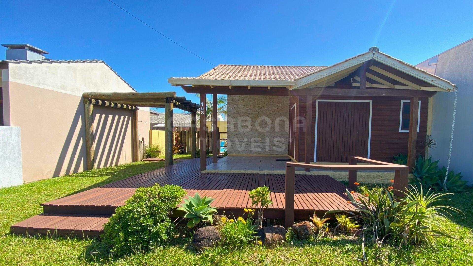 Casa com piscina a apenas 100 metros da praia em Arroio do Sal!