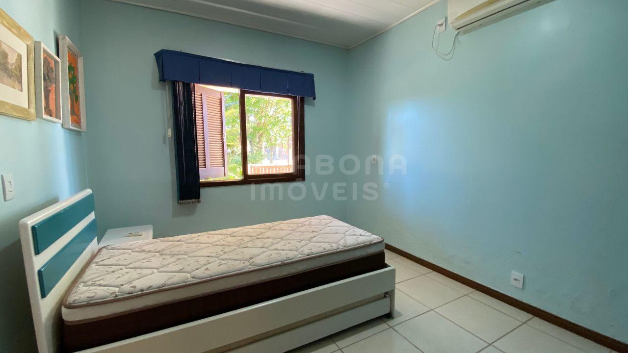 Casa de Esquina com Amplo Terreno e Piscina – Arroio do Sal