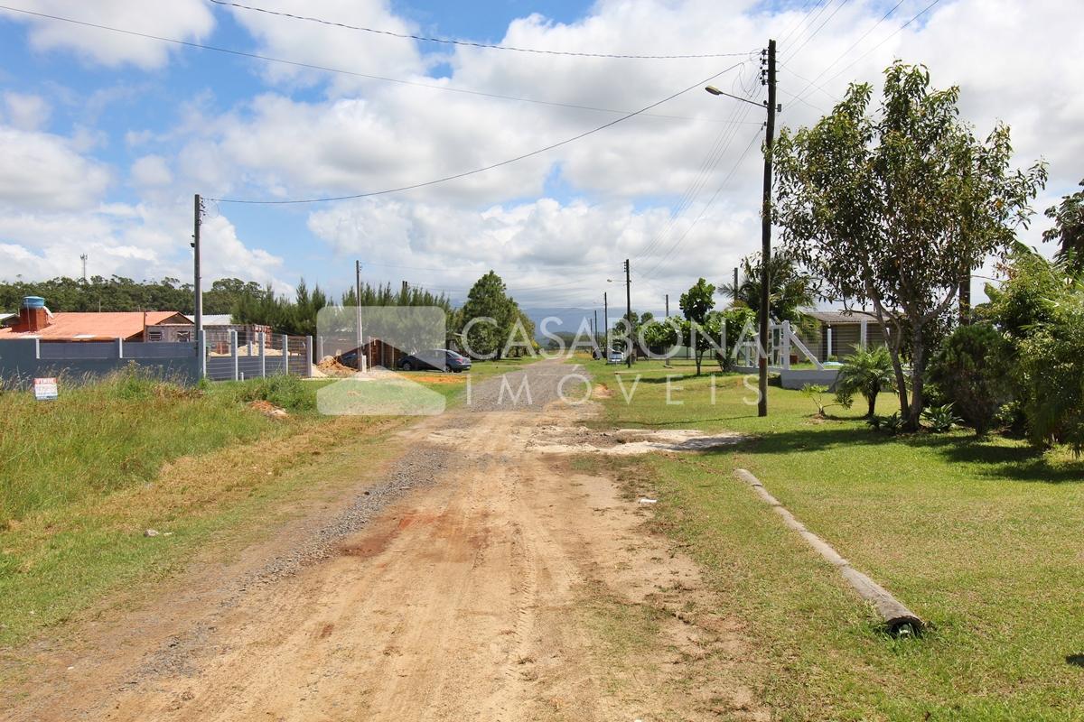 Duas Residências com Piscina em Terrenos Separados