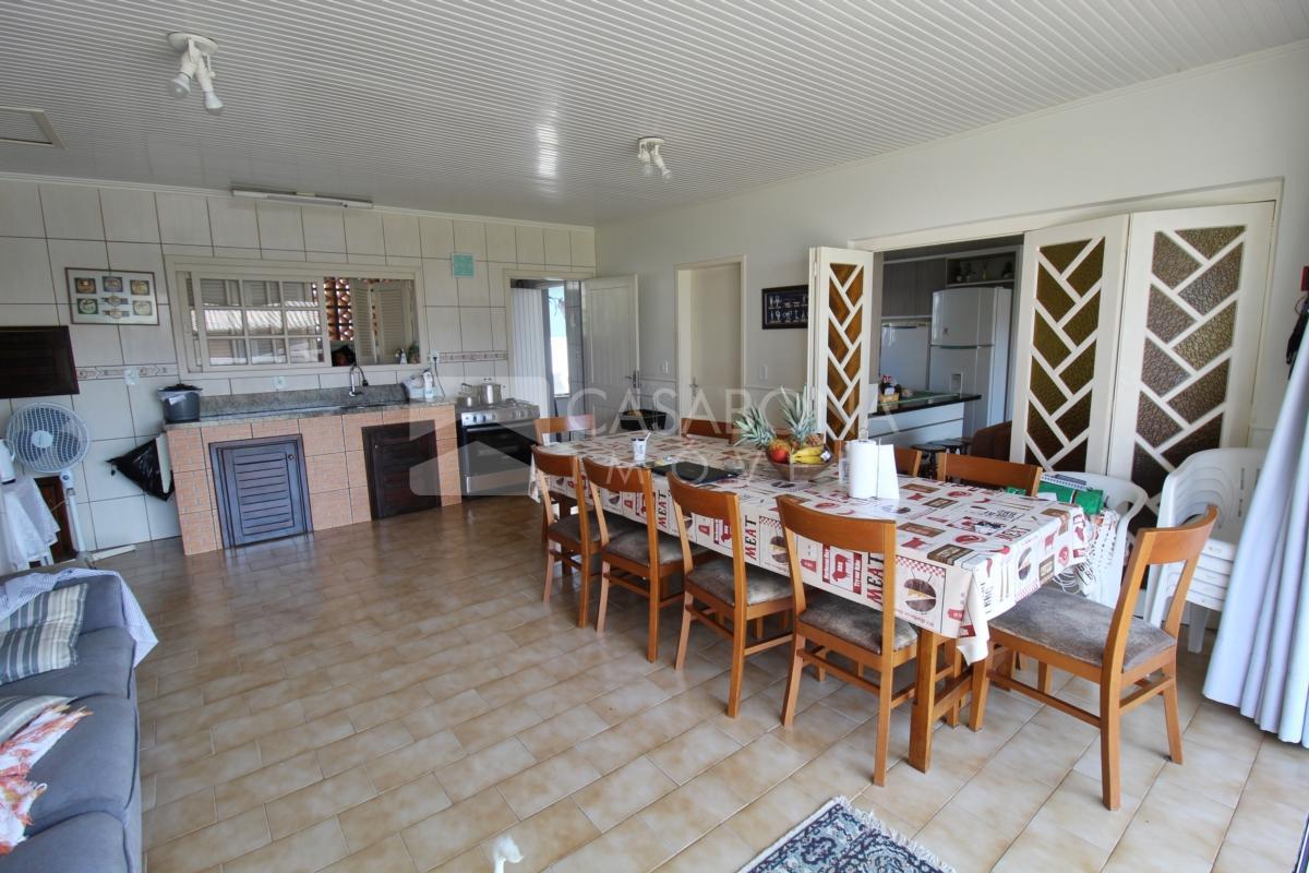 Encantadora Residência de Esquina no Balneário Areias Brancas