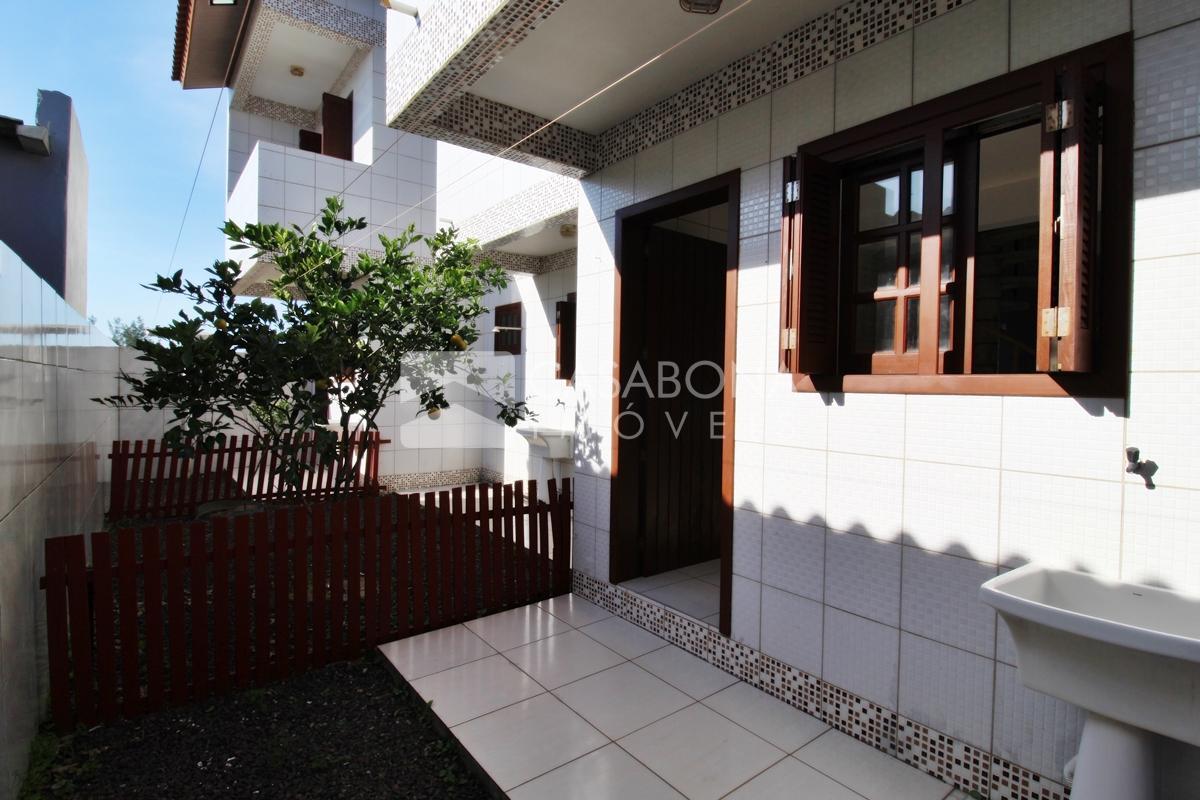 Sobrado a 100 Metros do Mar: Conforto e Localização Privilegiada