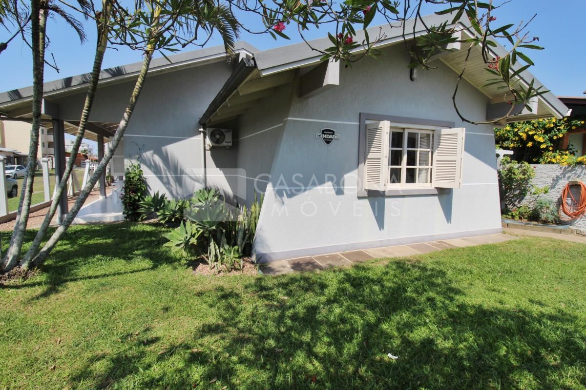 Encantadora Residência de Esquina no Balneário Areias Brancas