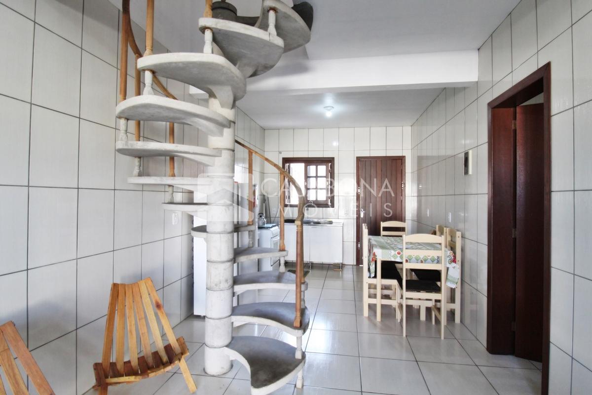 Sobrado a 100 Metros do Mar: Conforto e Localização Privilegiada