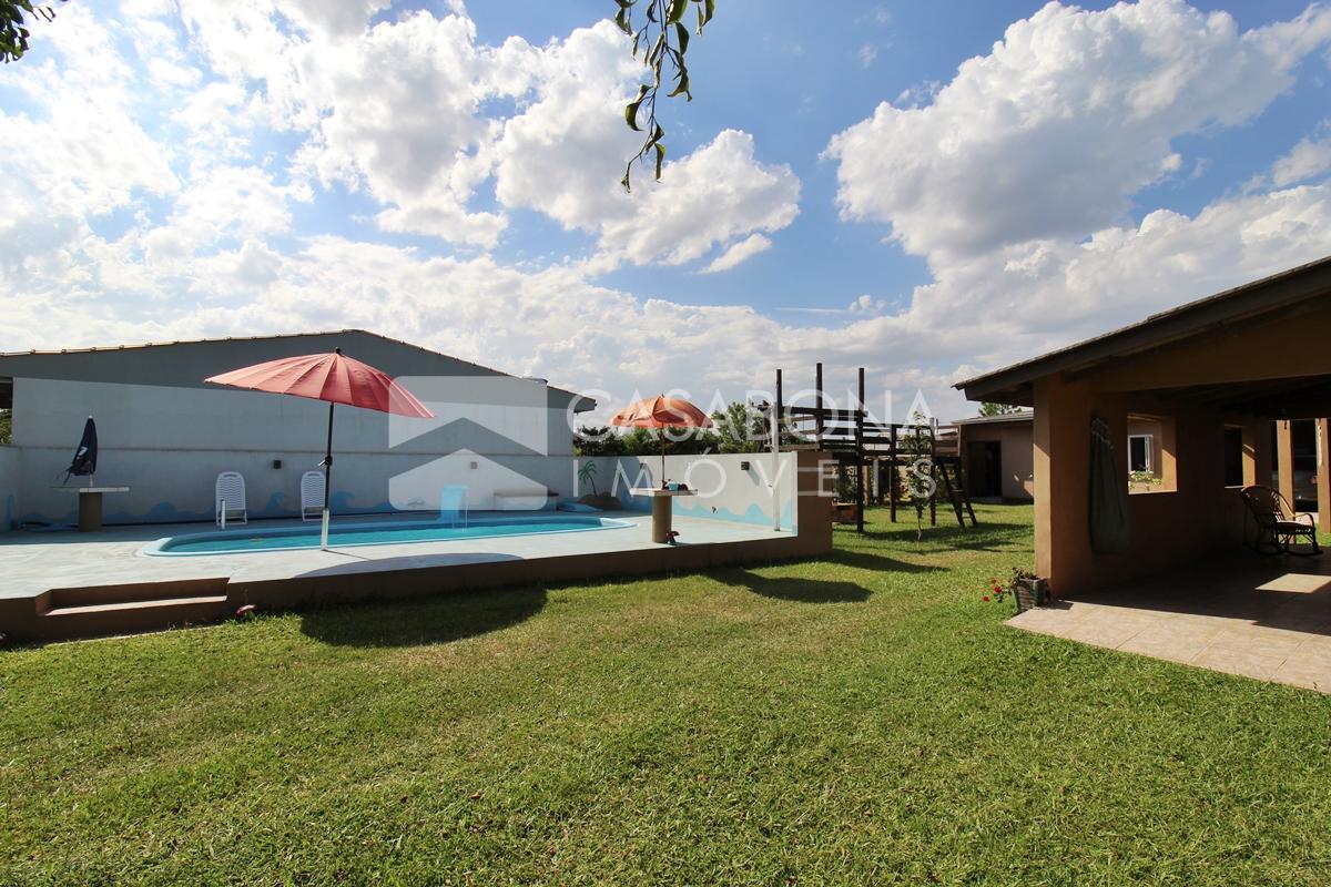 Duas Residências com Piscina em Terrenos Separados