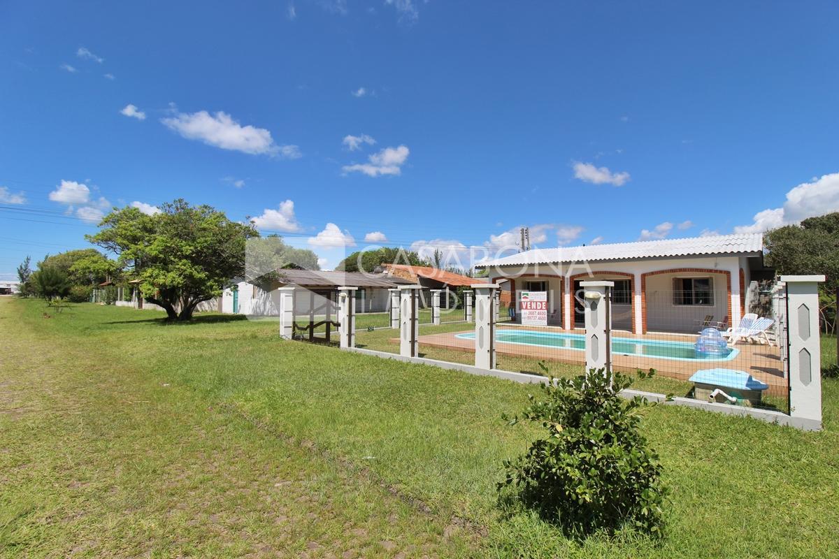 Encantadora Residência de Esquina com Piscina