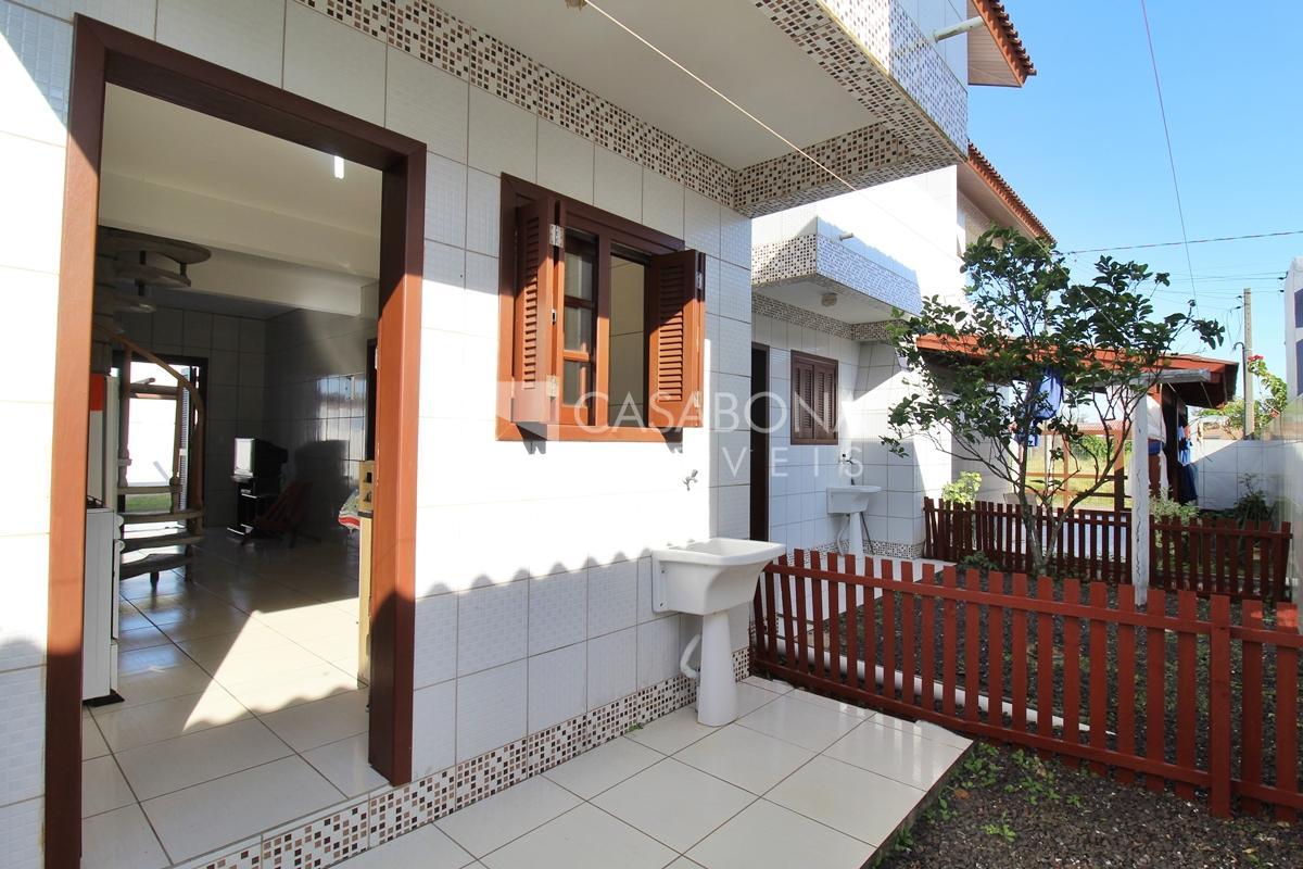 Sobrado a 100 Metros do Mar: Conforto e Localização Privilegiada