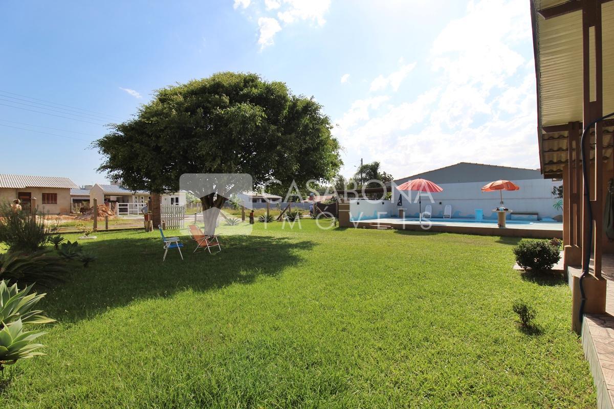 Duas Residências com Piscina em Terrenos Separados