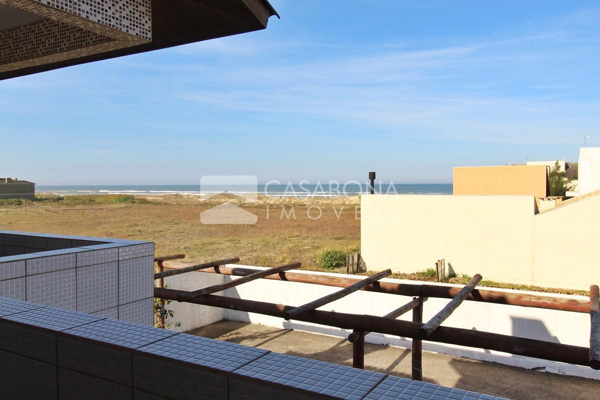 Sobrado a 100 Metros do Mar: Conforto e Localização Privilegiada
