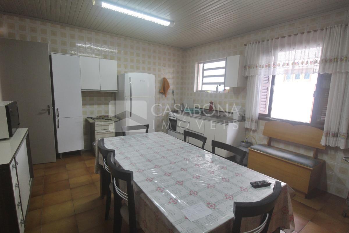 Casa de Esquina em Excelente Localização