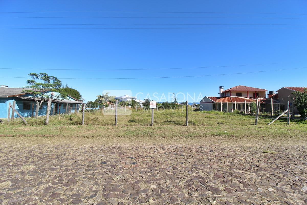 Dois Belos Lotes a 60 Metros da Praia: Ótimo Investimento com Posição Solar Frente Mar