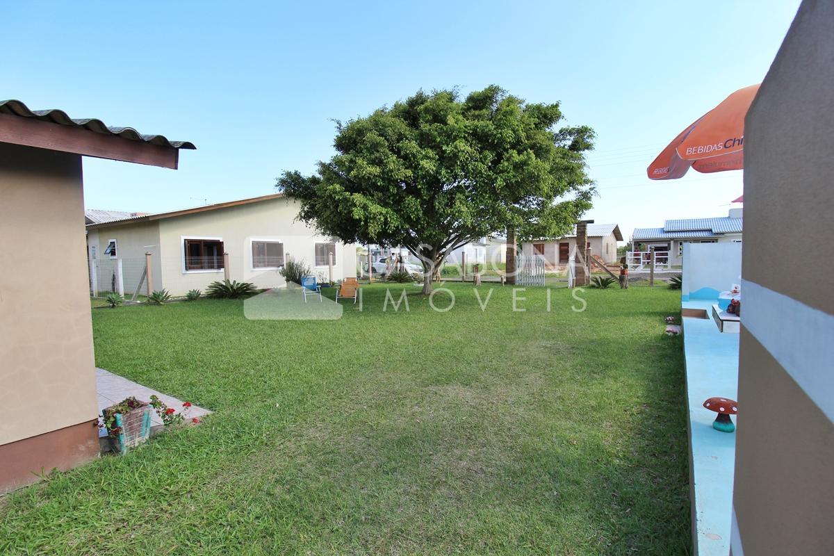 Duas Residências com Piscina em Terrenos Separados