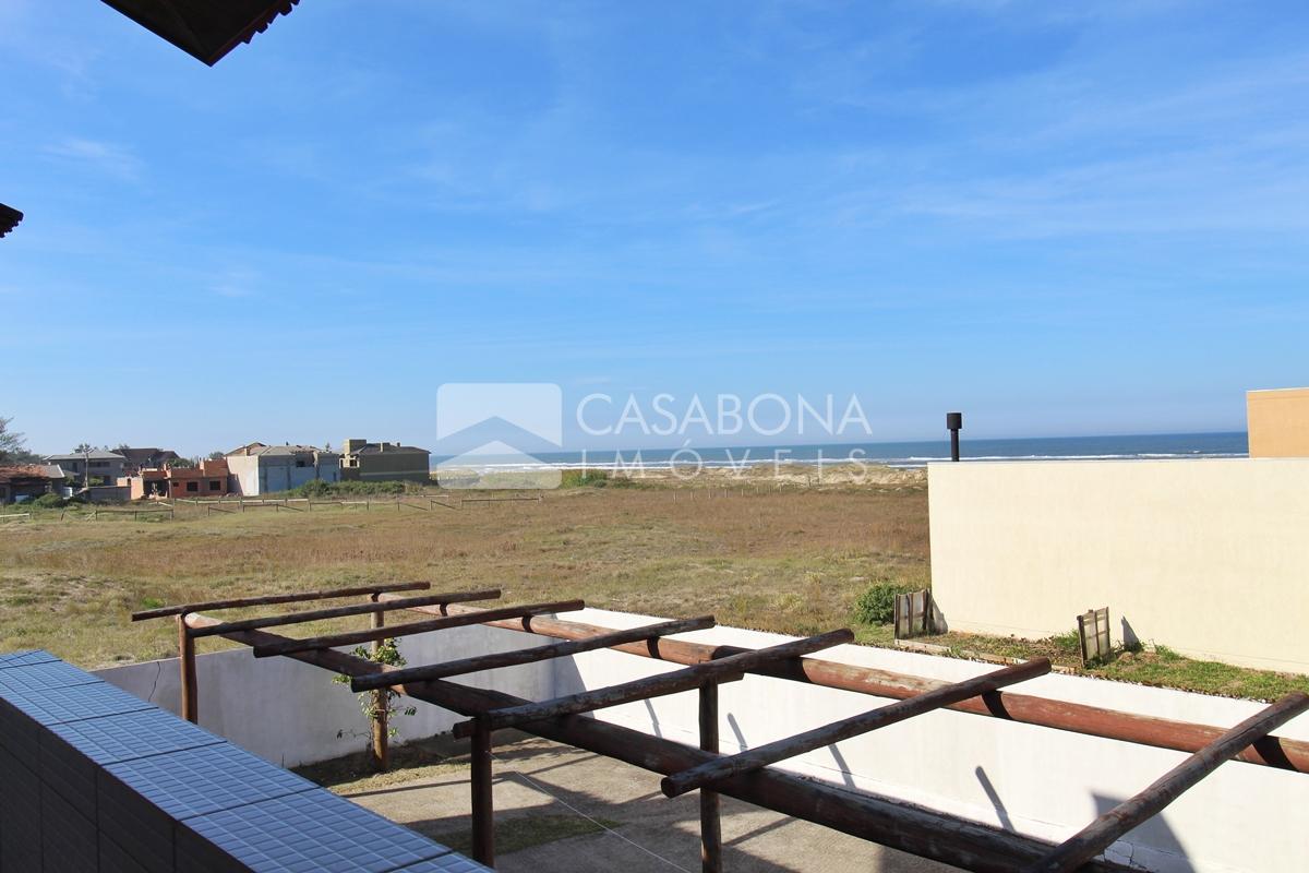 Sobrado a 100 Metros do Mar: Conforto e Localização Privilegiada