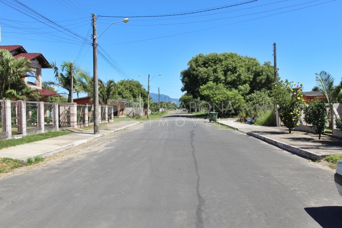Oportunidade Imperdível: Residência com Terreno Amplo no Balneário Novo Arroio do Sal