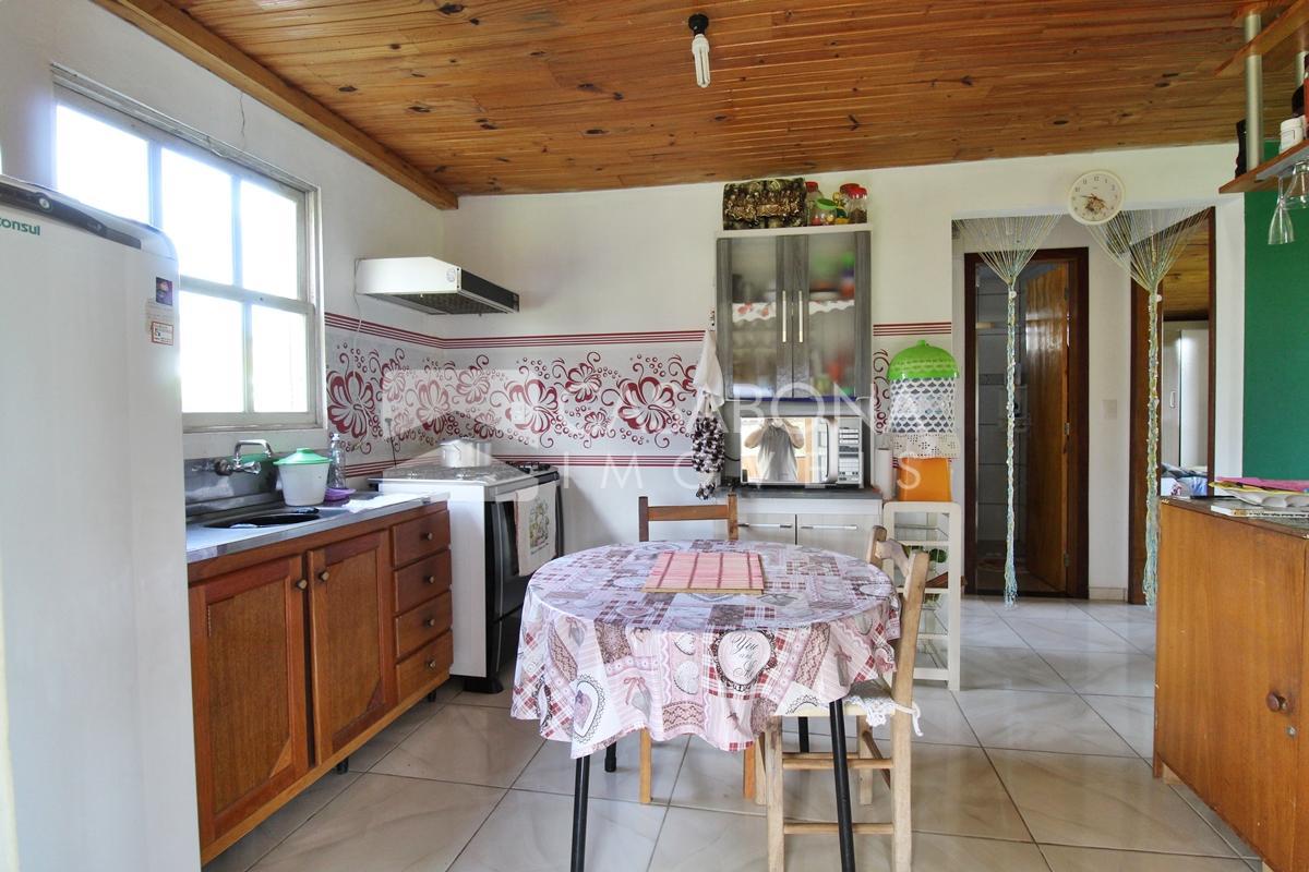 Duas Residências com Piscina em Terrenos Separados