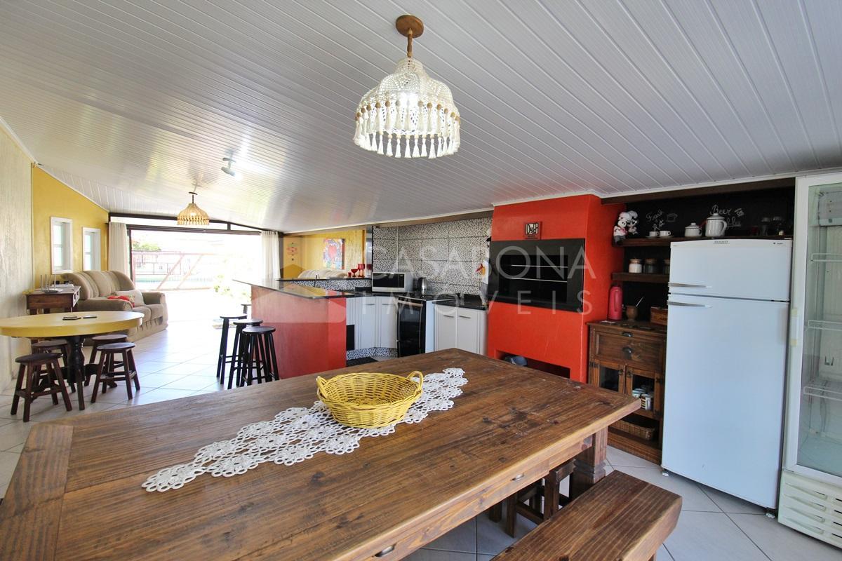 Casa com Piscina Próxima ao Mar: Pronta para Morar ou Veranear