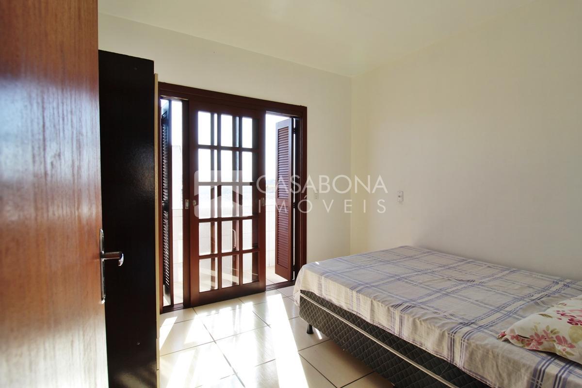 Sobrado a 100 Metros do Mar: Conforto e Localização Privilegiada