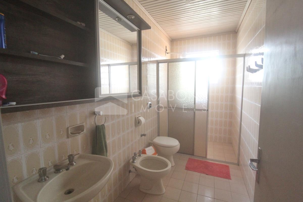 Casa de Esquina em Excelente Localização