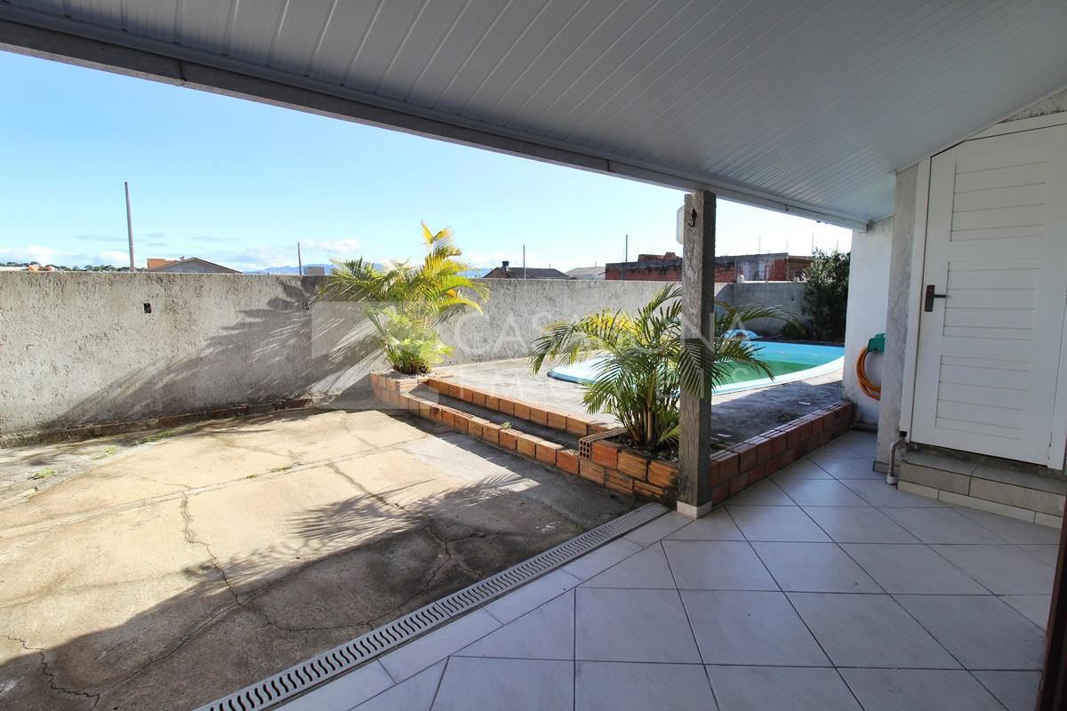 Casa com Piscina Próxima ao Mar: Pronta para Morar ou Veranear