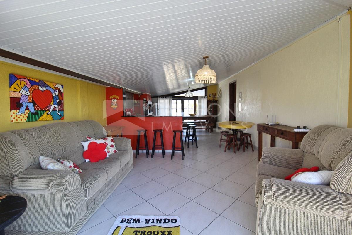 Casa com Piscina Próxima ao Mar: Pronta para Morar ou Veranear