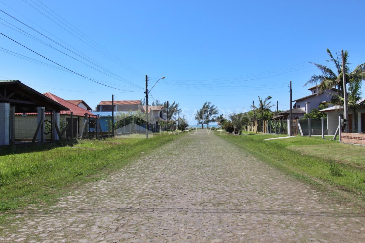 Casa de Esquina em Excelente Localização