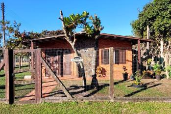 Imagem #1 do imóvel Casa com suíte e lareira a 350 metros da praia – Bairro Bom Jesus