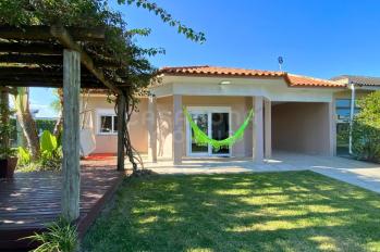 Imagem #1 do imóvel Casa Mobiliada com Piscina a 500m da Praia no Bairro Vista Alegre