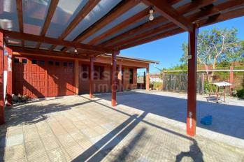 Imagem #3 do imóvel Residência Encantadora em Tijolo à Vista: Amplo Pátio e Proximidade do Mar